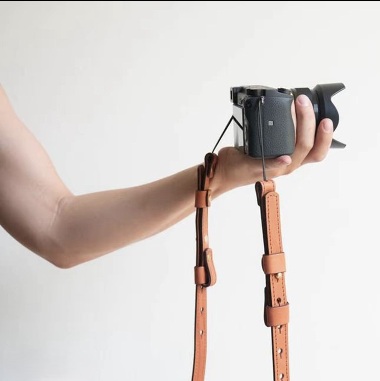 Top‑grain leather stress‑relief camera strap