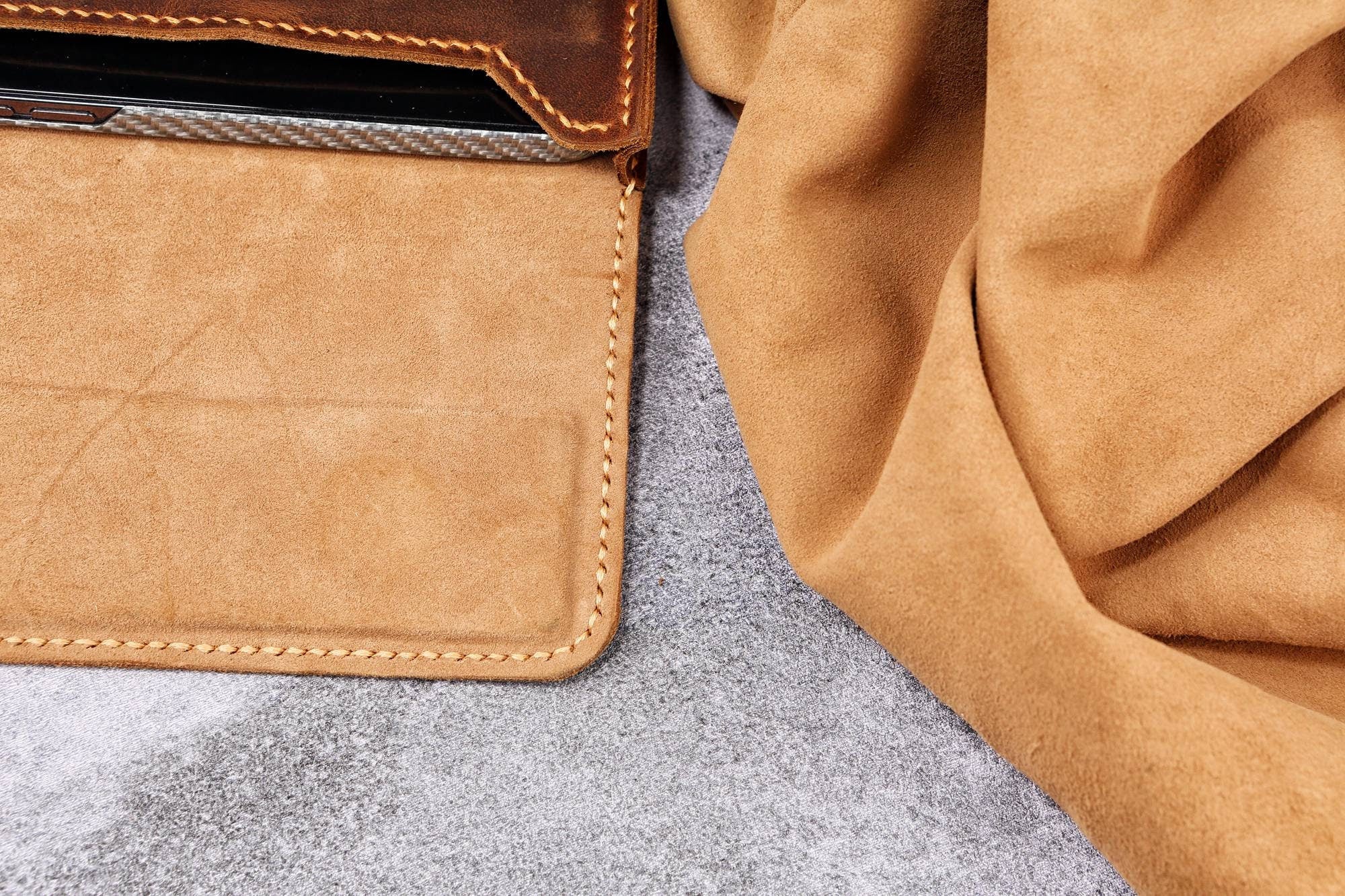 Personalized leather cell phone holster , belt clip on phone case for iPhone 17 16 15 14 13 Pro , brown leather iPhone holster Z03-IP05HS