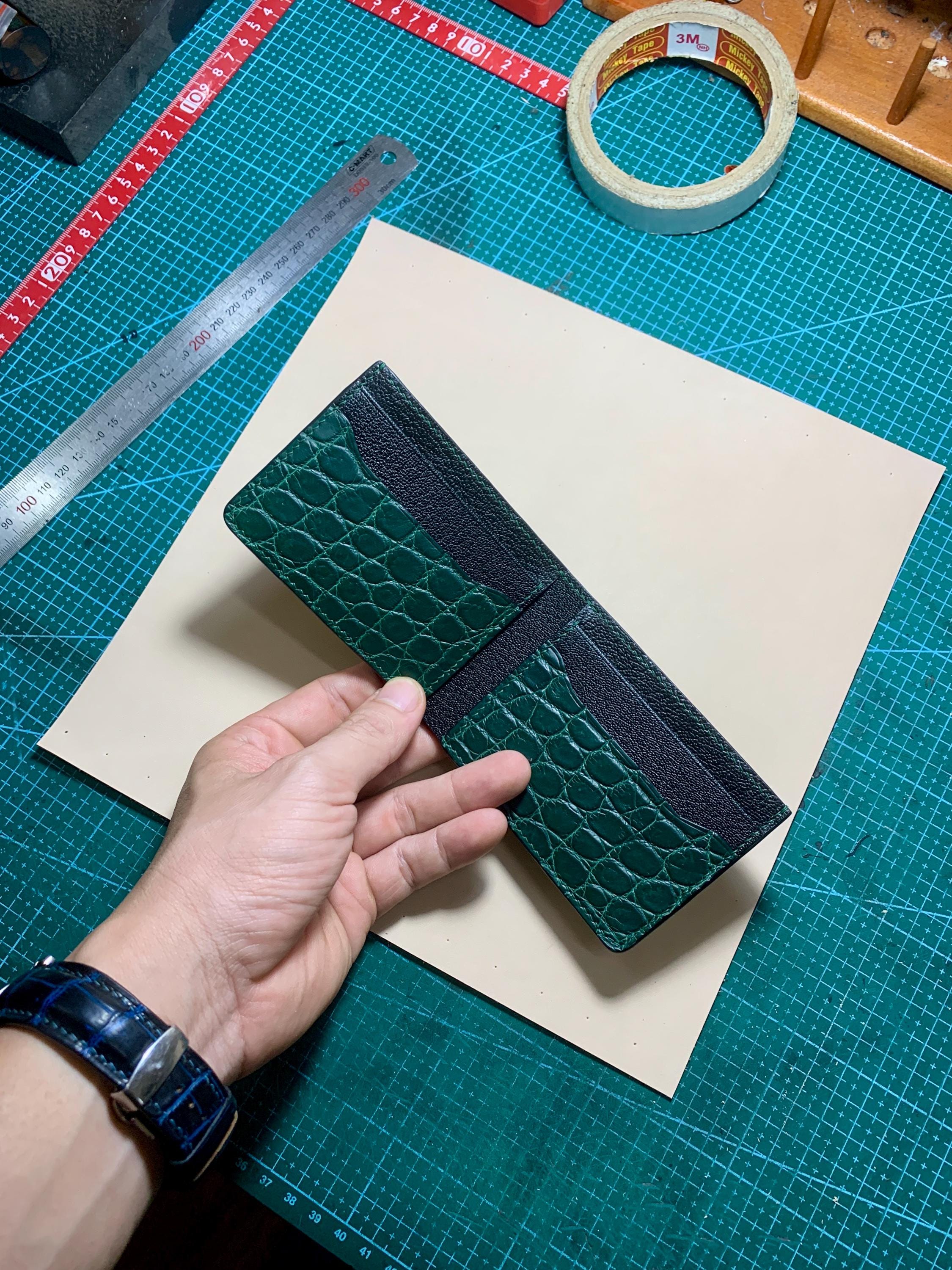 Smallest wallet, Black Alligator Wallet for Men - Minimalist Slim Design